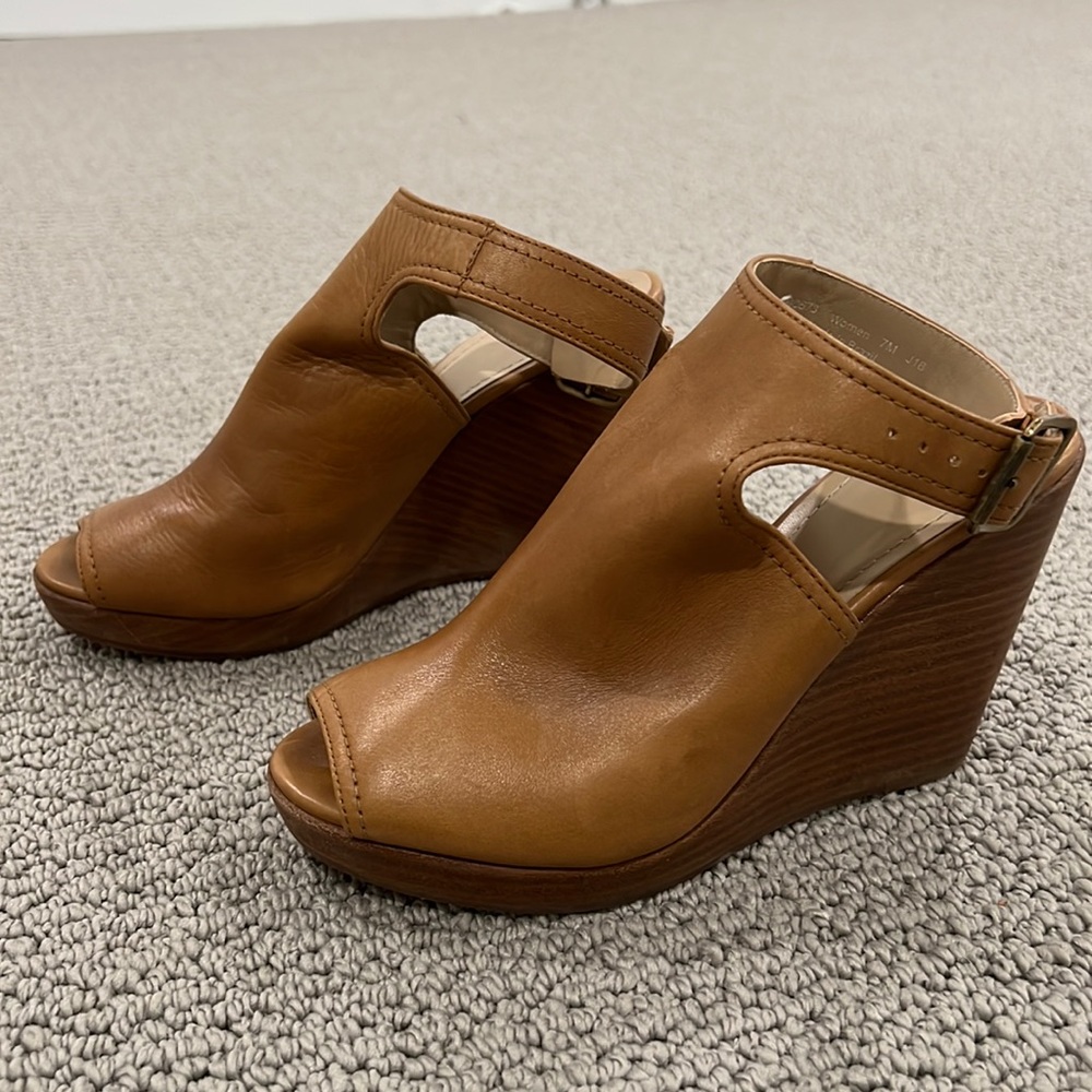 JOHNSTON & MURPHY OPEN-TOE TAN PUMPS-size 7